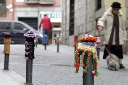 Bolardos en el barrio de Lavapiés decorados con fundas de ganchillo.