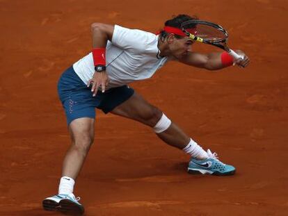 Nadal devuelve una bola al francés Paire.