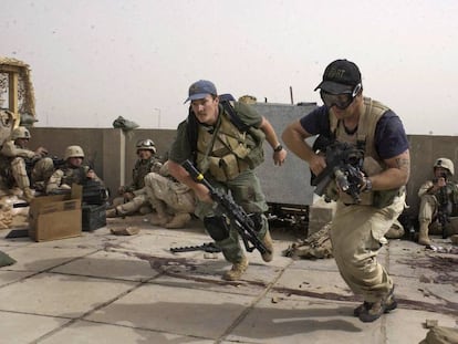 Agentes armados de la firma de seguridad Blackwater Worldwide participan en un tiroteo en la ciudad iraqu&iacute; de Nayaf en 2004.