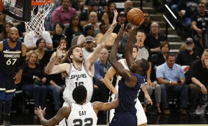 Pau Gasol obstaculiza el tiro de Dieng.