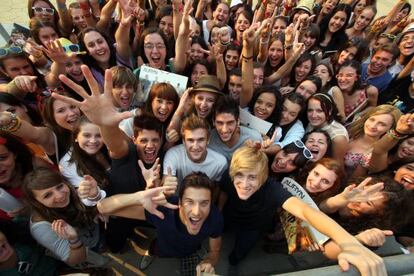 Los cinco miembros de Auryn (en el centro), rodeados por sus &#039;fans&#039; en el &#039;camping&#039; de El Escorial, este verano.