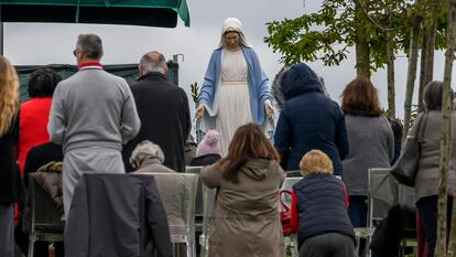 Los fieles de la vidente Gisella Cardia rezan arrodillados ante la virgen en Trevignano Romano.