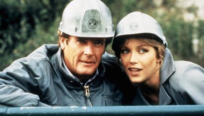 Tanya Roberts junto a Roger Moore en 'Panorama para matar' (1985).