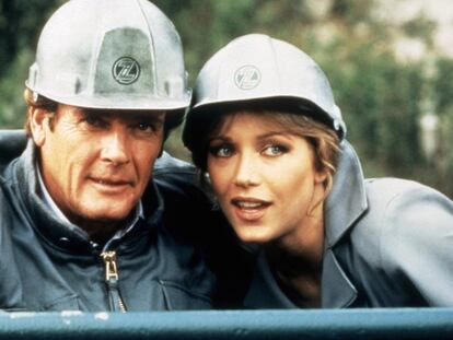 Tanya Roberts junto a Roger Moore en 'Panorama para matar' (1985).