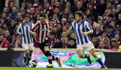 Aduriz conduce el bal&oacute;n ante Illarramendi.