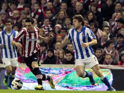 Aduriz conduce el bal&oacute;n ante Illarramendi.