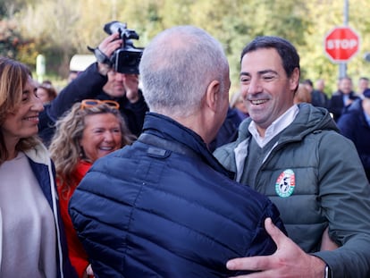 El candidato del PNV a lehendakari Imanol Pradales saluda al lehendakari Iñigo Urkullu (de espaldas), este pasado domingo en Sukarrieta (Bizkaia).