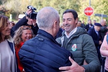 El candidato del PNV a lehendakari Imanol Pradales saluda al lehendakari Iñigo Urkullu (de espaldas), este pasado domingo en Sukarrieta (Bizkaia).