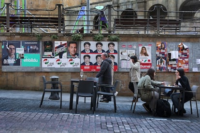 Carteles electorales, el jueves en Eibar (Gipuzkoa).