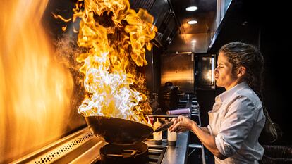 Rakel Cernicharo frente a los fogones de su restaurante Karak, en Valencia.