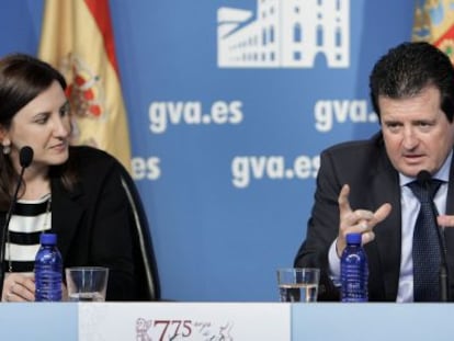 María José Català, consejera de Educación, y el vicepresidente José Ciscar, tras el pleno del Consell.