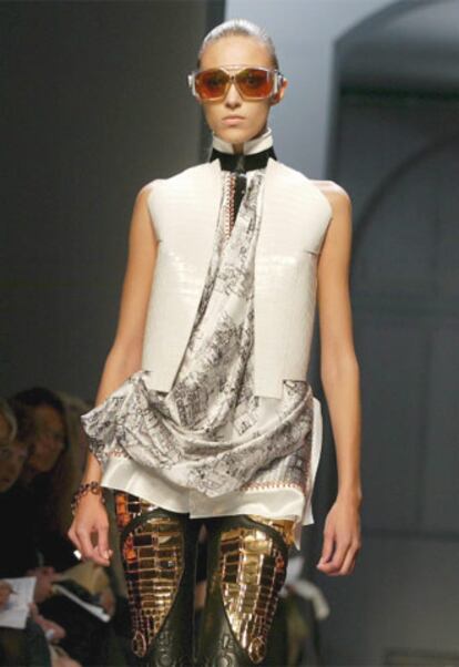 Una modelo luce una creacin pret-a-porter de Balenciaga para la temporada primavera-verano 2007.