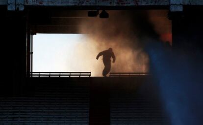 La policía reprime la violencia en las gradas del estadio Monumental con manguerazos de agua.