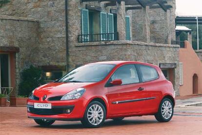 El nuevo Clio mantiene un estilo similar al anterior, pero añade unos trazos más marcados que se aprecian en los nervios laterales del capó frontal y los resaltes de las aletas.