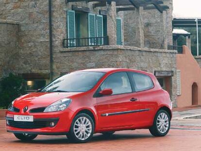 El nuevo Clio mantiene un estilo similar al anterior, pero añade unos trazos más marcados que se aprecian en los nervios laterales del capó frontal y los resaltes de las aletas.