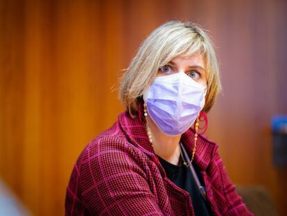 La consejera de Salud de la Generalitat, Alba Vergés, durante una visita al Hospital Clínic de Barcelona.