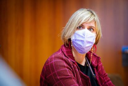 La consejera de Salud de la Generalitat, Alba Vergés, durante una visita al Hospital Clínic de Barcelona.