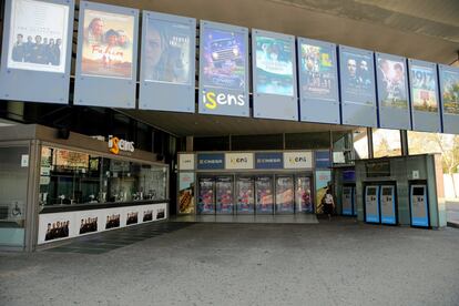 Los primeros cines en anunciar su cierre en Madrid han sido los Callao, a partir del viernes, y posteriormente los Yelmo. Aunque previsiblemente cerrarán el resto a lo largo del fin de semana tras las medidas anunciadas por Ayuntamiento, Comunidad y Gobierno central.