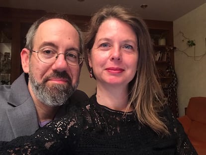 Almudena Carracedo y Robert Bahar, en su casa de Madrid, vestidos para seguir la ceremonia de los Emmy.