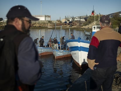 Varios pescadores en el puerto de Barbate antes de salir hacia la almadraba de Zahara de los Atunes.