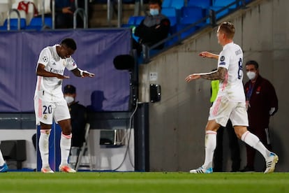 Vinicius celebra el pase en largo de Kroos que le permitió marcar al Liverpool.