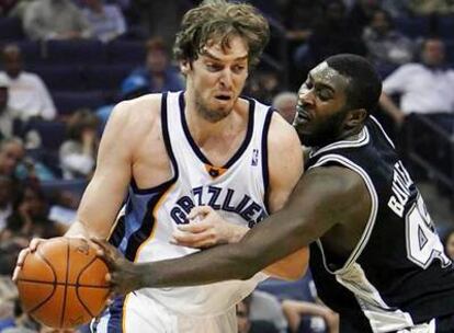 Jackie Butler, de San Antonio, defiende en falta a Gasol