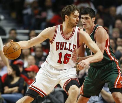 Pau Gasol trata de superar la marca de Ersan Ilyasova.