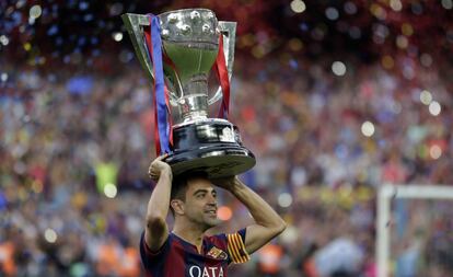 Xavi, con la última Liga que ganó con el Barça, en 2015.