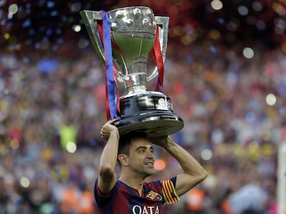 Xavi, con la última Liga que ganó con el Barça, en 2015.
