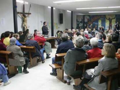 Feligreses de San Carlos Borromeo, durante una asamblea celebrada en la iglesia.