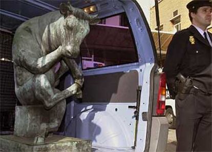 La escultura en la furgoneta en la que fue robada.
