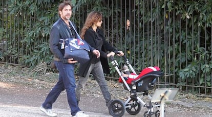 Pen&eacute;lope Cruz y Javier Bardem, con su hijo Leo.