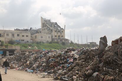 Incluso antes de la guerra, Gaza ya tenía problemas para gestionar las 1,7 toneladas de residuos al día que generaba. La actual acumulación de basura y la imposibilidad de gestionarla ha provocado un aumento de las enfermedades infecciosas, un incremento de la contaminación del agua y del aire y una creciente angustia y trauma en las personas, al ver que viven en condiciones infrahumanas, subraya el PNUD.