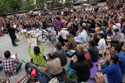 Uno de los organizadores de la protesta se dirige a los ciudadanos concentrados en Valencia