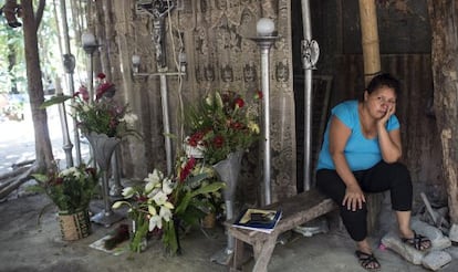 Una mujer vela a sus dos hijos recientemente asesinados por personas vestidas de militares (las pandillas en ocasiones utilizan estos métodos).