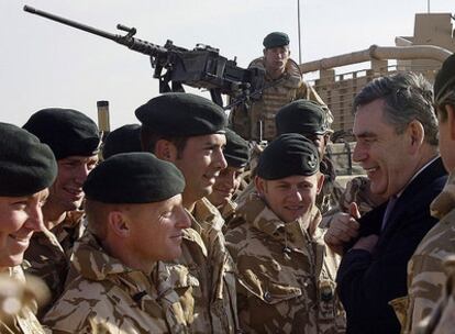 El primer ministro británico, Gordon Brown, anima a sus tropas en Helmand, tras la muerte de cuatro soldados en ataques perpetrados por los talibanes ayer