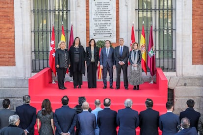 En el centro, la presidenta Isabel Diaz Ayuso y el alcalde Jose Luis Martínez Almeida, durante el aniversario del atentado del 11M, el miércoles 11 de marzo de 2020.