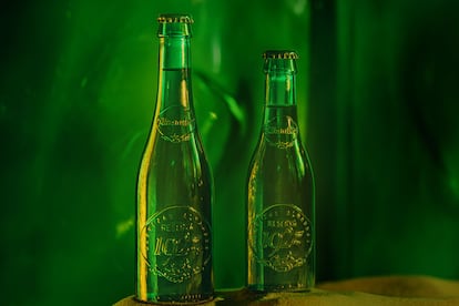 Botellas de Alhambra Reserva 1925, una de las referencias de Cervezas Alhambra.