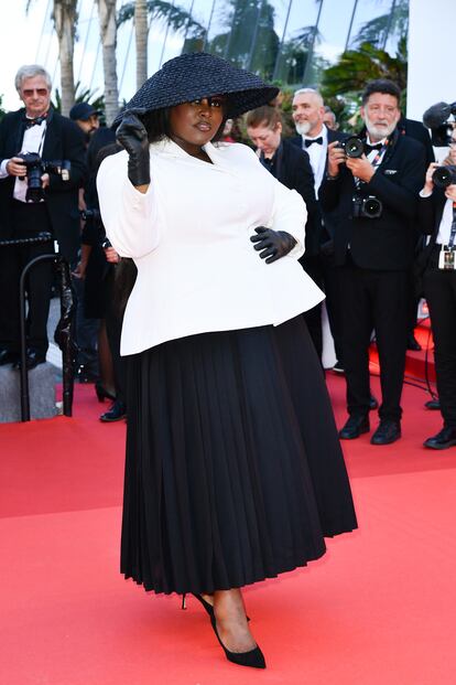 La cantante francesa Yseult, embajadora de L'Oréal Paris, vistió una versión del emblemático traje Bar de Christian Dior de 1947.