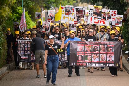 Residentes, familiares y amigos de los asesinados o tomados como rehenes se reúnen para conmemorar el primer aniversario de los ataques de Hamas, en Be'eri (Israel), este lunes.