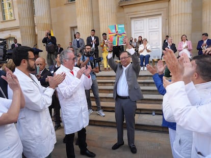 Gustavo Petro radica la reforma a la salud, en Bogotá, el 13 de febrero de 2023.