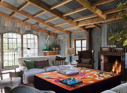 Isabel López-Quesada transformó una granja de faisanes en Biarritz (Francia) en su proyecto más personal. El salón convierte
una alfombra en mesa.