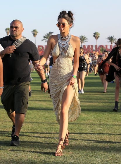 El Coachella Fest, celebrado el pasado fin de semana en California, es uno de los festivales de música más reconocidos en todo el mundo. A lo largo de sus tres días de duración reúne a multitud de famosos y 'celebrities' que se dejan ver entre concierto y concierto. Este año no ha faltado a la cita una de las 'top' del momento: Kendall Jenner, con un vestido boho y gafas de sol. 