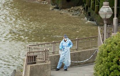 Investigadores de la policía buscan pruebas cerca del Puente de Londres.