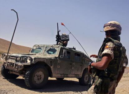 Un militar español observa el paso de un convoy de vehículos del contigente al sur de Herat en agosto de 2005.