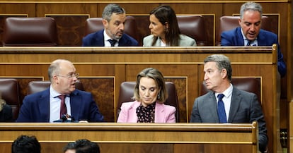 El líder del PP, Alberto Núñez Feijóo (a la derecha), conversa con Miguel Tellado (a la izquierda), junto con Cuca Gamarra, el 16 de octubre.