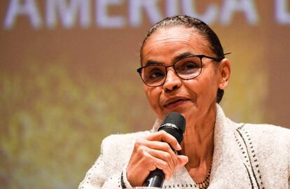 Marina Silva discursa em conferência na Universidade de Bogotá, nesta quinta.