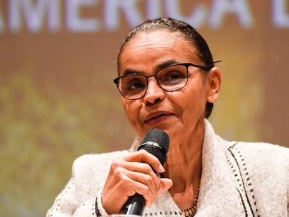 Marina Silva discursa em conferência na Universidade de Bogotá, nesta quinta.