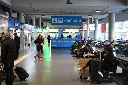  Varios viajeros aguardan en la estación de autobuses de Méndez Álvaro de Madrid, este jueves. 