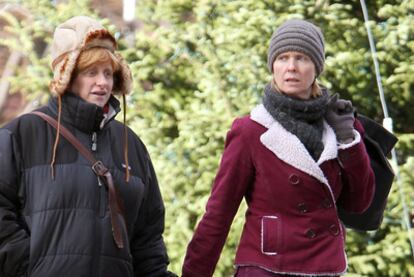 La actriz Cynthia Nixon, a la derecha, pasea por Nueva York con su novia, Christine Marinoni, en diciembre de 2010.